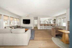 Smart-TV, Kamin, Videospiele, Tischfußball