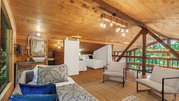 3 habitaciones, escritorio y tabla de planchar con plancha