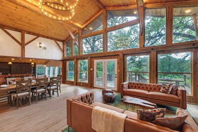 Custom Cabin - King Bed - Balcony Views - 8-Acre Escape