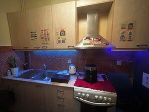 Fridge, oven, coffee/tea maker, electric kettle