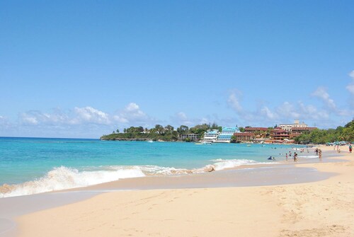 1-bedroom apartment with air conditioning, kitchen, swimming pool, city center