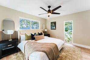 أغطية فراش متميزة وأسرّة بإسفنج يتكيف مع شكل الجسم ومكتب