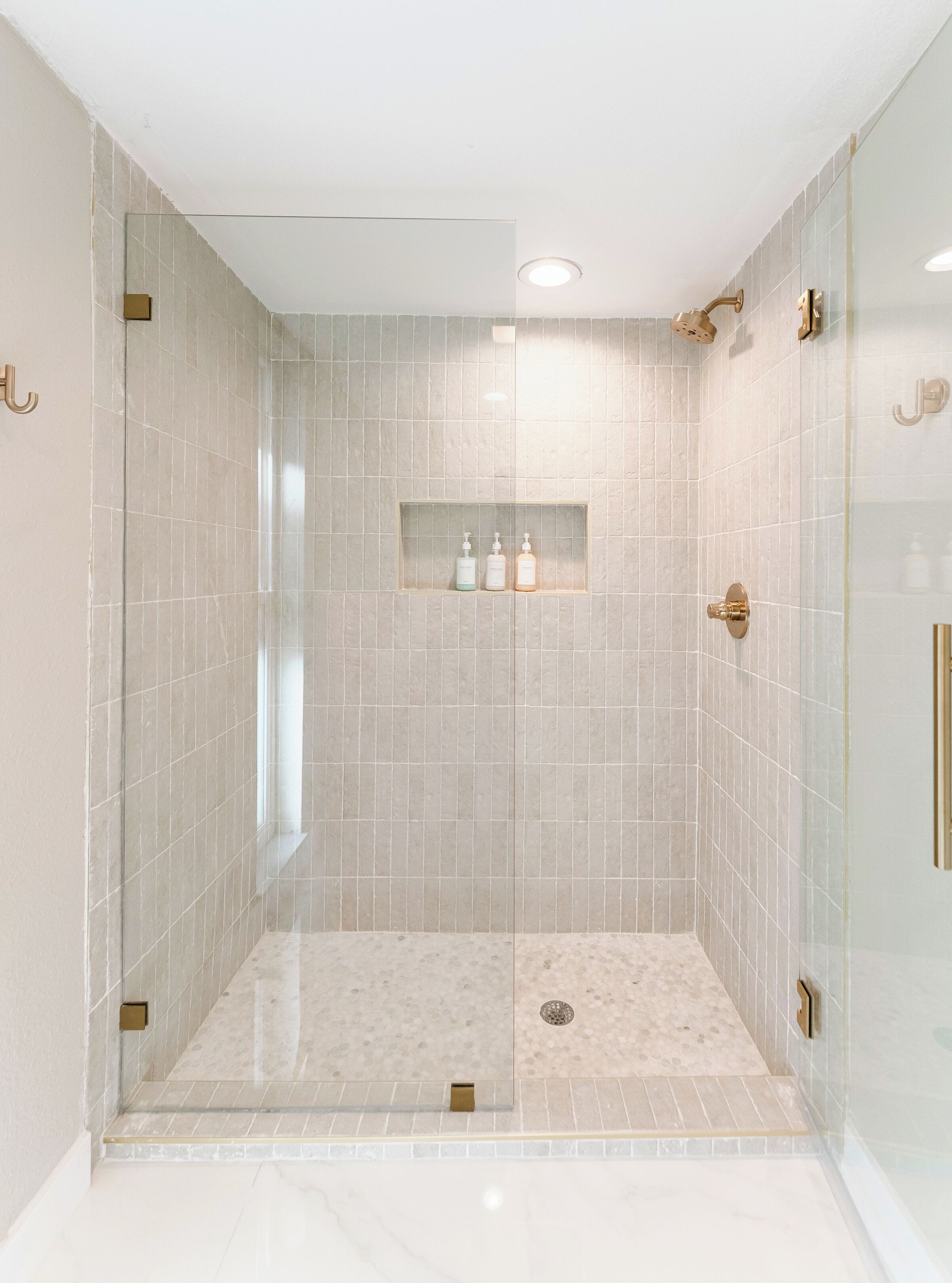 Deluxe Villa, 5 Bedrooms, Garden View | Bathroom | Shower, rainfall showerhead, free toiletries, hair dryer