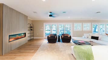 Villa Deluxe, 5 habitaciones, vista al jardín | Área de sala de estar | Smart TV de 55 pulgadas con canales por cable, chimenea y Netflix