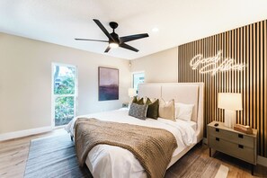 Hochwertige Bettwaren, Betten mit Memory-Foam-Matratzen, Schreibtisch