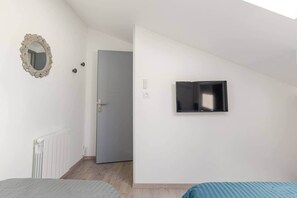 2 bedrooms, iron/ironing board, free WiFi, bed sheets - "Chez Céline et Frédéric" : house n°1 / T3 60m2 (Rochefort)