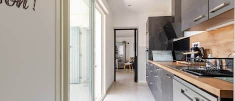 Kühlschrank, Mikrowelle, Ofen, Geschirrspüler