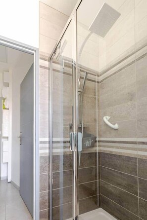 Shower, hair dryer - "Chez Céline et Frédéric" : house n°1 / T3 60m2 (Rochefort)