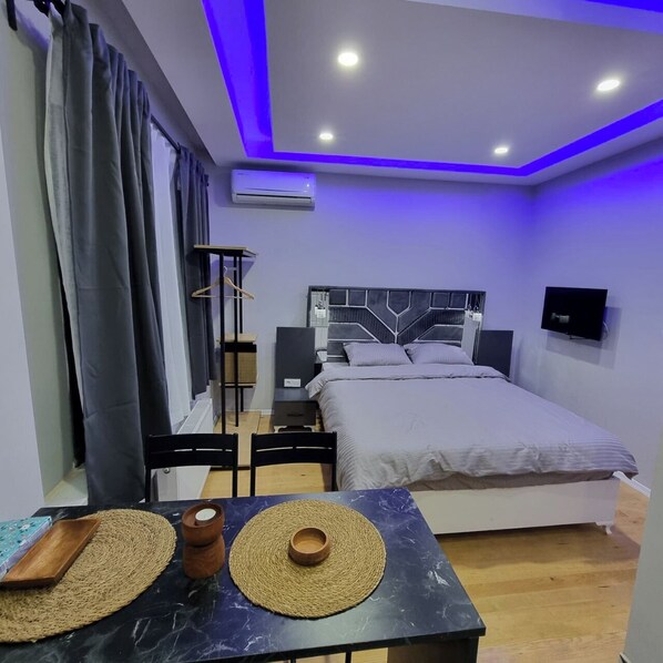 Iron/ironing board, WiFi, bed sheets