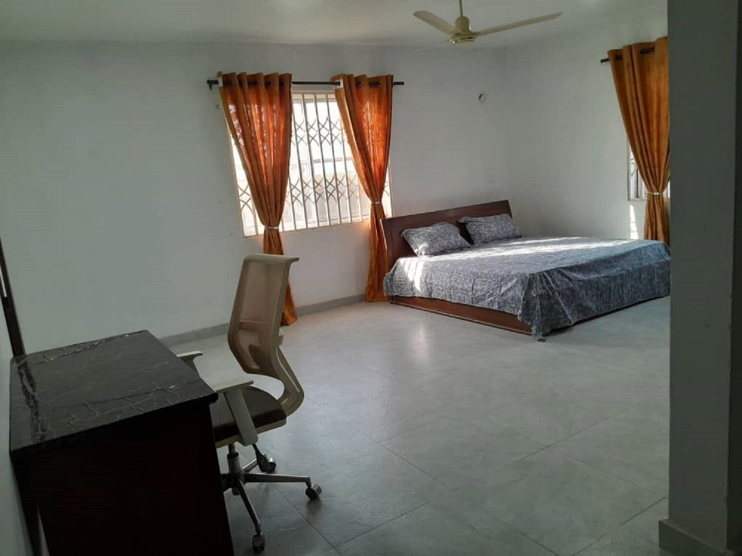 2 dormitorios y tabla de planchar con plancha