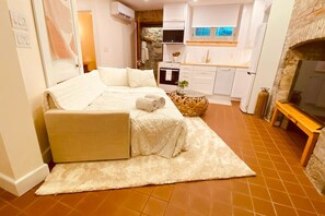 Smart TV, books - Historic Downtown Hideaway (Kingston)