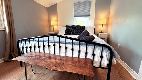 The Neighbourhood: Expansive loft | free parking