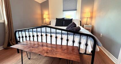 The Neighbourhood: Expansive loft | free parking