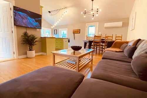 The Neighbourhood: Expansive loft | free parking