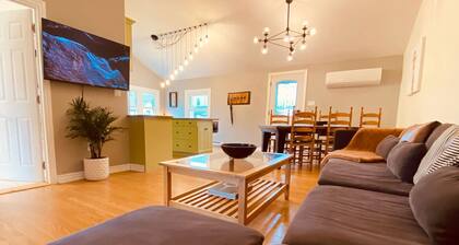 The Neighbourhood: Expansive loft | free parking