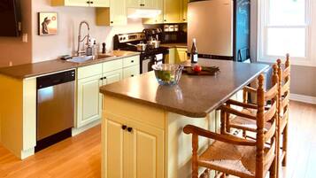 Frigorifero, microonde, forno, piano cottura