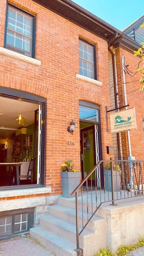 Spacious Historic Downtown Stableman`s House Loft