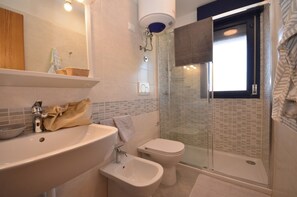 Apartemen, 2 kamar tidur, teras, pemandangan kota | Kamar mandi