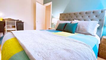 4 makuuhuonetta, työpöytä, silitysrauta/-lauta, vauvan matkasänky