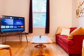 スマートテレビ、ステレオ、書斎 / ワークスペース