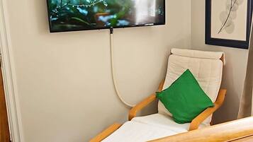 4 bedrooms, desk, iron/ironing board, travel cot