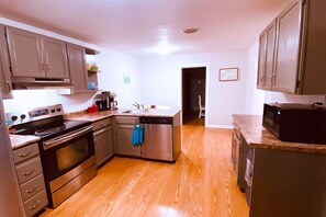 冷蔵庫、電子レンジ、オーブン、コンロ