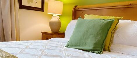 4 bedrooms, desk, iron/ironing board, travel crib