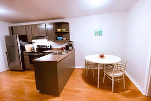 Frigorífic, microones, forn i placa de cuina