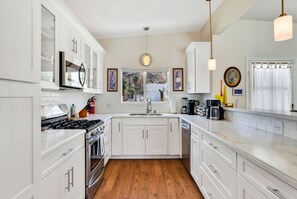 Hus, flere senger, adgang til basseng, fjellutsikt (Palm Springs Mountainside Paradise) | Eget kjøkken | Kjøleskap, mikrobølgeovn, ovn og kokeplater