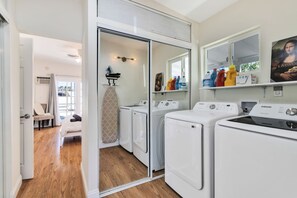 ハウス ベッド (複数台) プールアクセス マウンテンビュー (Palm Springs Mountainside Paradise) | 内装