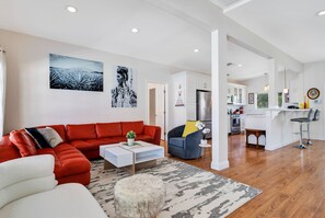 Hus, flere senger, adgang til basseng, fjellutsikt (Palm Springs Mountainside Paradise) | Oppholdsområde | TV og peis