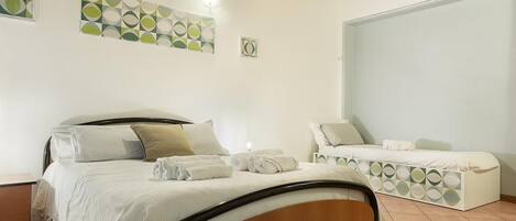 7 bedrooms, WiFi, bed sheets