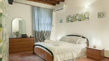 7 bedrooms, WiFi, bed sheets