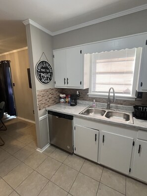 Een microgolfoven, een oven, een kookplaat