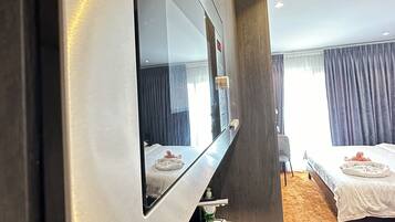 Studio suite | Een bureau, verduisterende gordijnen, geluiddichte muren