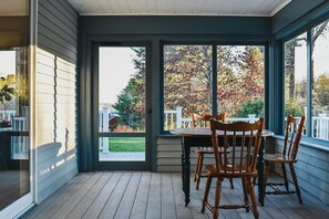 Dining - House for a crowd...with a dock (Damariscotta)