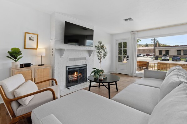 Smart TV, fireplace, books, stereo