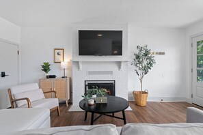 Smart TV, fireplace, books, stereo