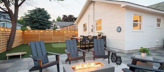Lake & Lounge - Mid Century - Cozy 3 beds - Walk to Town, Putting Green, Pets