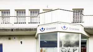 A building with a balcony and a sign that reads "Graciosa".