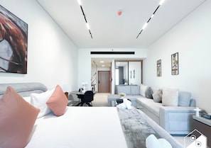 Interior - Canal View Luxury Pool Access & Hot Tub (Dubai)