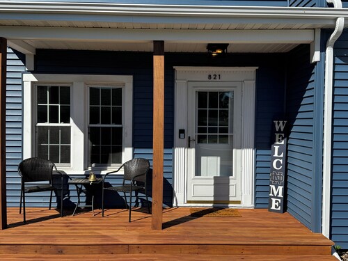 Historic Charm Meets Modern Comfort - 5BR, 6BA farmhouse 1 mile from ND Stadium!