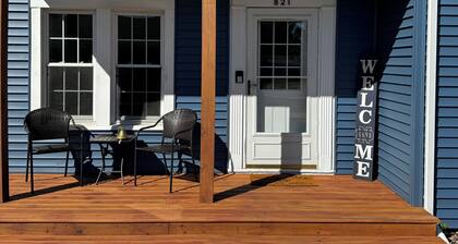 Historic Charm Meets Modern Comfort - 5BR, 6BA farmhouse 1 mile from ND Stadium!