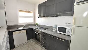 Coffee/tea maker, fridge, microwave, oven