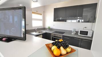 Coffee/tea maker, fridge, microwave, oven