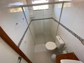 Haartrockner, Handtücher, Seife, Toilettenpapier