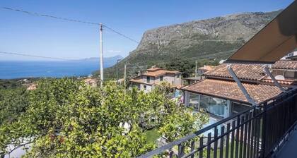 For rent 2 rooms located 5 minutes from the historic center and the first beach.