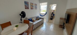 Apartamento básico | Área de estar | Smart TV 40 polegadas com canais digitais, Netflix