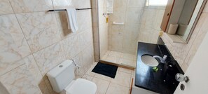 Ducha, secador de pelo, toallas, jabón