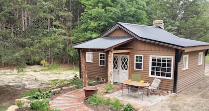 Charming cabin get away w/ walk-in shower, kitchenette, AC/heat, WiFi
